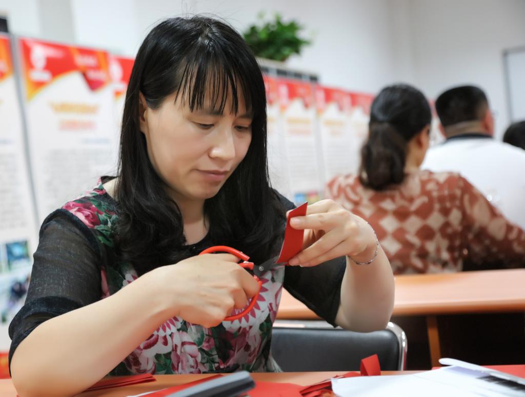 杏彩体育，新华全媒+丨古老非遗文化“飞”入寻常百姓家